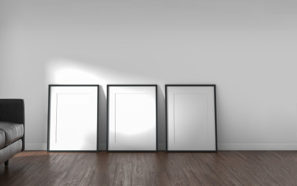 背景是白色墙壁上沙发旁边的两个框架，阳光从窗户射进来。图片下载