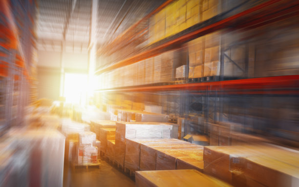 模糊的仓库空间。高货架仓库。包装盒供应。供应链运输货物。配送、航运、仓储物流图片下载