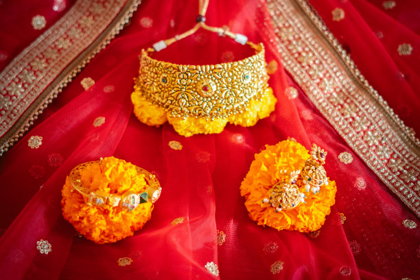 金色项链和耳环珠宝与红色婚纱为背景。奢华项链，印度传统珠宝项链。皇家印度婚礼概念。图片下载