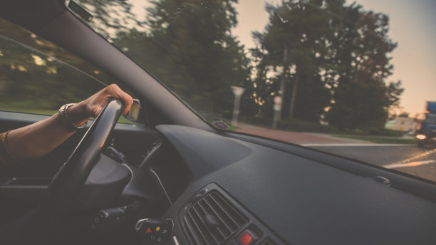 司机的手放在车轮上图片下载