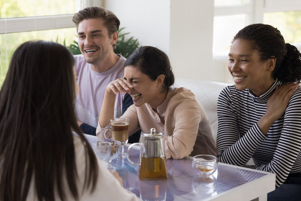 多民族快乐的朋友在咖啡店享受休闲图片下载