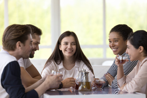 多元化的团队，欢快快乐的朋友们谈笑风生图片下载