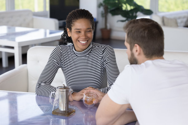 多民族青年夫妇在咖啡店聊天，喝茶图片下载