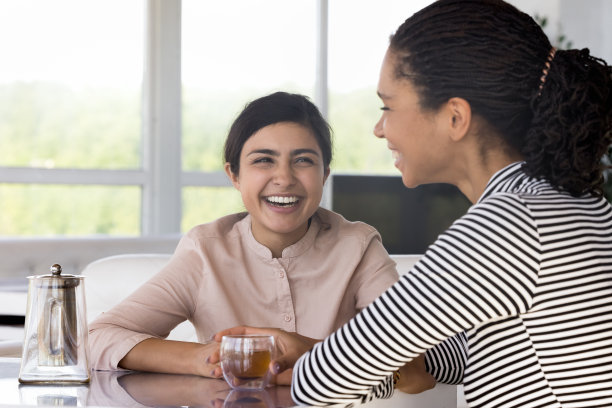 欢快兴奋的各种朋友在咖啡馆讨论好消息图片下载