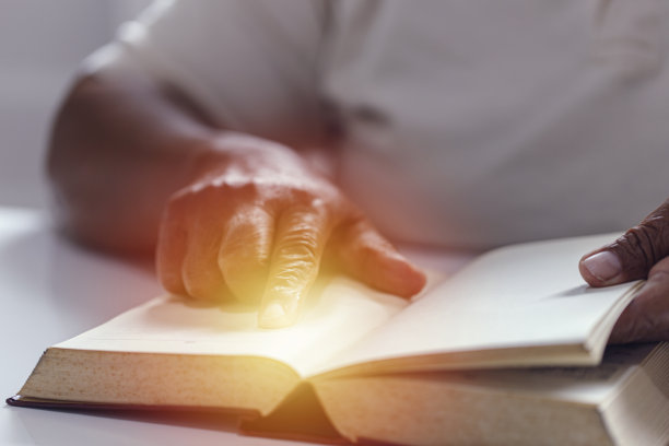 女人读圣经。基督教的概念。图片下载