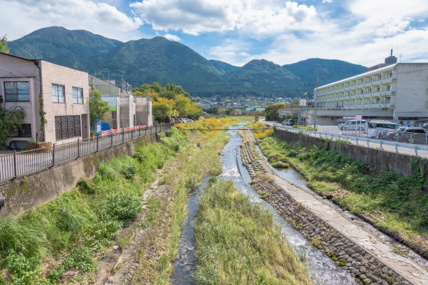 日本九州，大分县，玉富村，河，玉富山和蓝天，云的背景图片下载