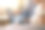 特写妈妈和儿子坐在沙发上，在笔记本电脑上做作业。远程在线教育图片下载