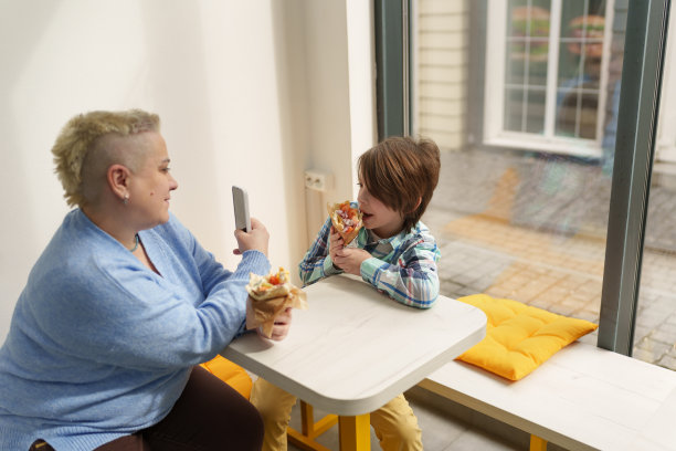 母亲拍下了她的小儿子在希腊餐厅吃陀螺的照片。快乐的乌克兰家庭在欧洲咖啡馆享受午餐图片下载