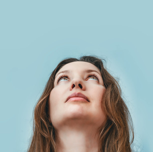 一个美丽的女人的肖像从下面看在灰色的背景图片下载