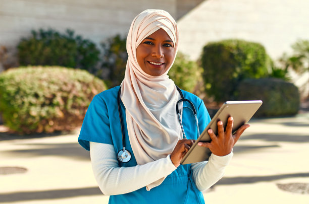 医院外的穆斯林医生图片下载