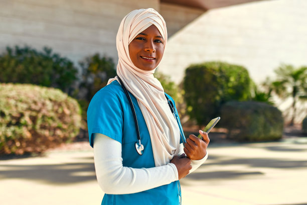 医院外的穆斯林医生图片下载