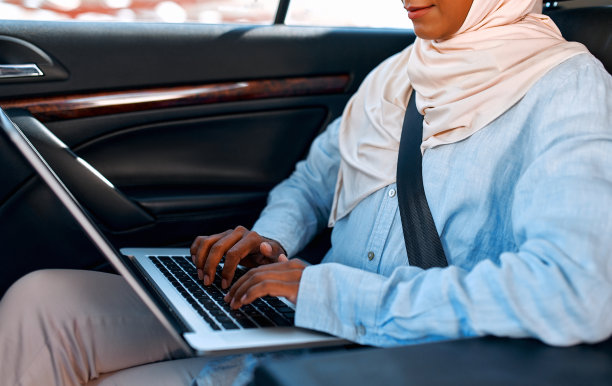 在车里的穆斯林妇女图片下载