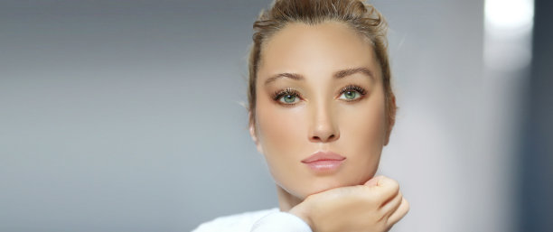 一个漂亮女人的镜头。中年女性肖像，美容概念图片下载