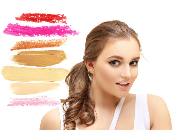 一个年轻女孩的美丽肖像。一套粉底，口红，眼线笔色块孤立在白色背景上。图片下载