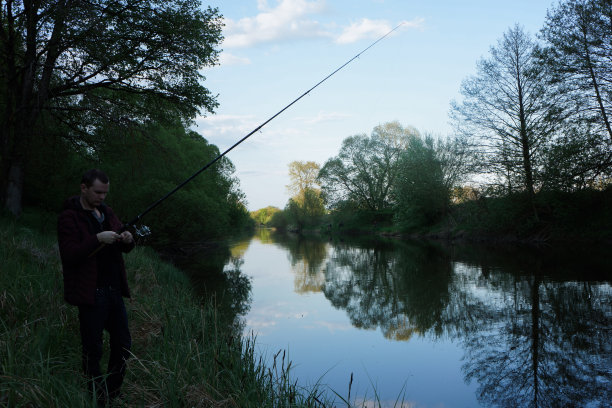 河岸垂钓图片下载