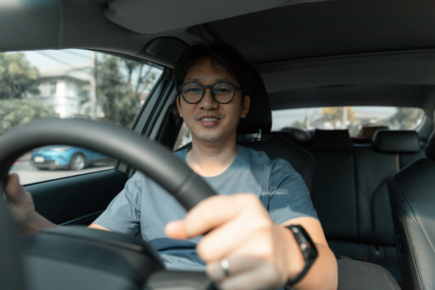 快乐的年轻亚洲男子安全驾驶汽车图片下载