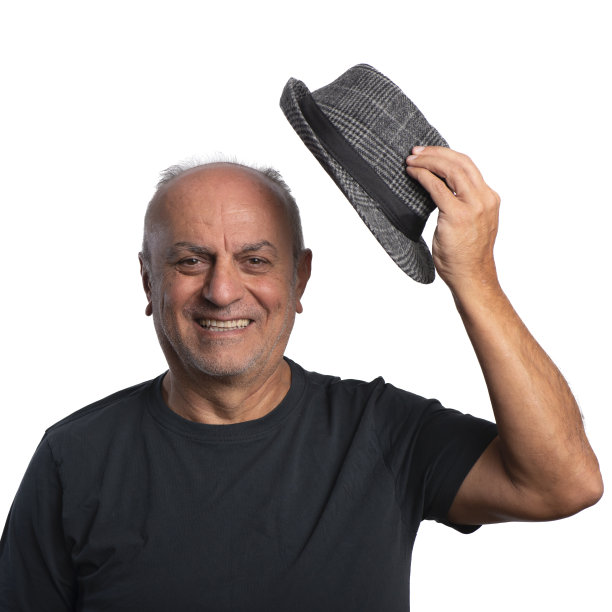 带着帽子的微笑男人图片下载