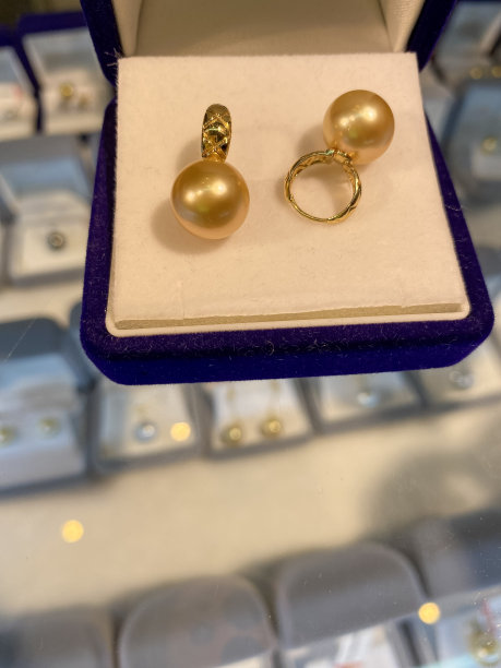 一对珍珠耳环图片下载