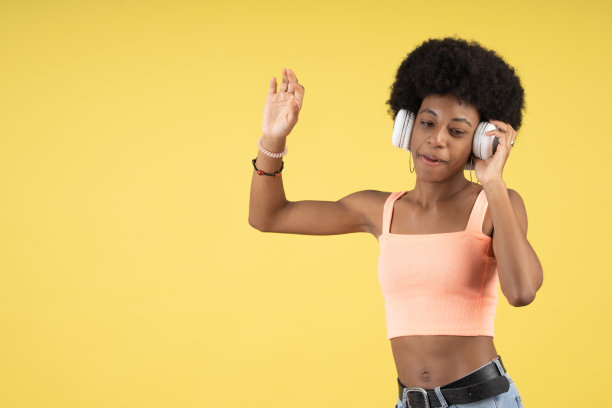 年轻的爆炸女人跳舞的音乐节奏她的白色耳机图片下载