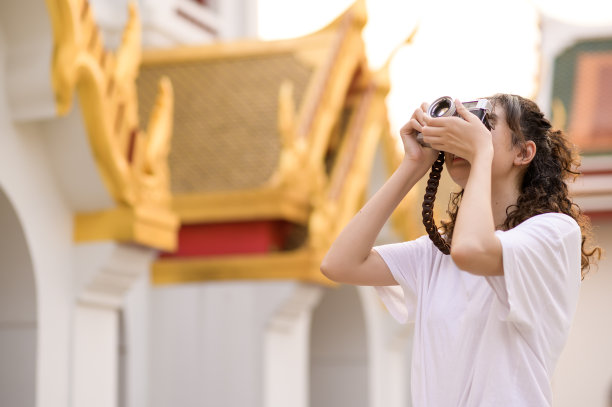 美丽年轻的亚洲旅游女性度假观光和探索曼谷市，泰国，假期和旅游概念图片下载
