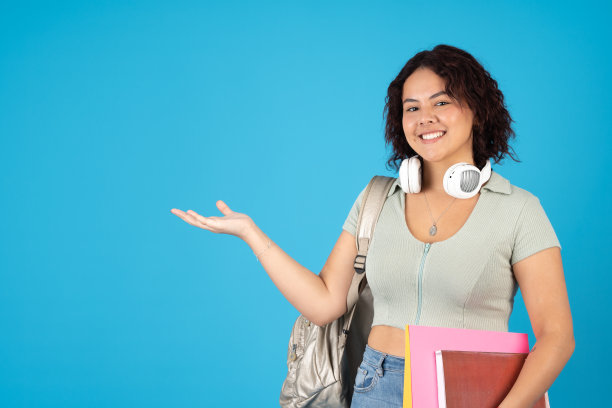 背着背包的年轻女大学生用手指着左边图片下载