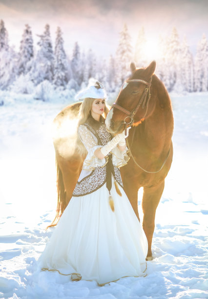 一个年轻的金发女孩穿着古装，在透明的蓝色背景下，在冬天的森林里骑着一匹红马。艺术照片图片下载
