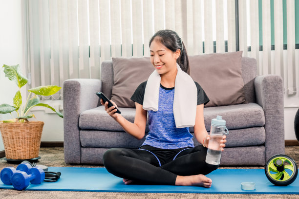 年轻的亚洲健康女性在家里做瑜伽锻炼图片下载