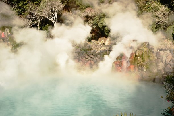 别府Jigoku Meguri或地狱之旅从陆地吹来的温泉图片下载