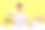 顺从的女办公室经理坐在工作场所，看着笔记本电脑屏幕，敬礼。图片下载
