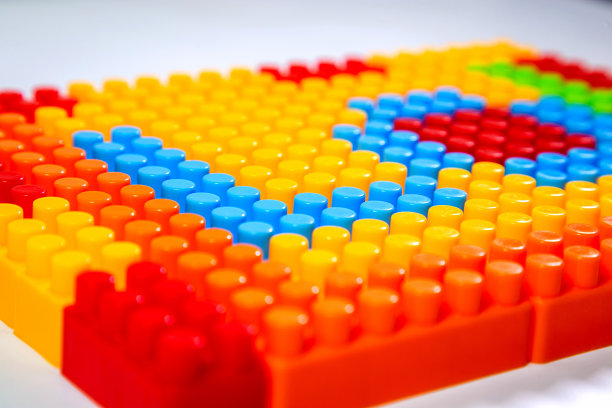 彩色塑料立方体形成微型城市，建筑物。现代、游戏和建筑的概念图片下载