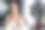 亚洲女性网红演示如何在脸上涂抹面霜和保湿霜，拍摄并流到社交媒体、美容博主和网红概念上。图片下载