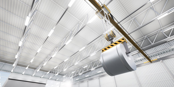 工厂或仓库内的轧钢、不锈钢或镀锌钢卷的三维渲染。包括架空起重机、吊钩。在制造或生产过程中提升工业产品。图片下载