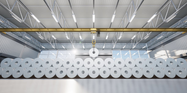 工厂或仓库内的轧钢、不锈钢或镀锌钢卷的三维渲染。包括架空起重机、吊钩。在制造或生产过程中提升工业产品。图片下载