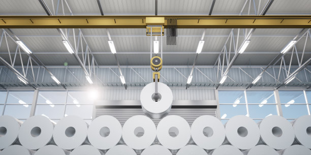 工厂或仓库内的轧钢、不锈钢或镀锌钢卷的三维渲染。包括架空起重机、吊钩。在制造或生产过程中提升工业产品。图片下载