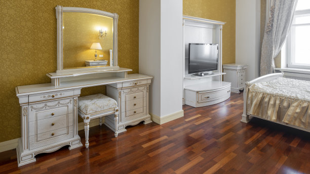 宽敞明亮的卧室，白色家具和黄色壁纸图片下载