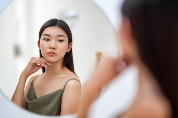 女子照镜子图片下载