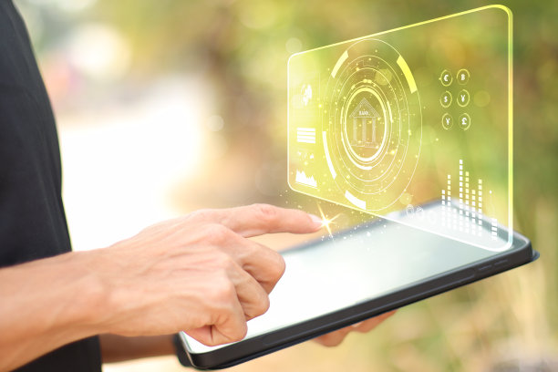 商家用iPad触摸银行图标在数字营销网络中连接。图片下载