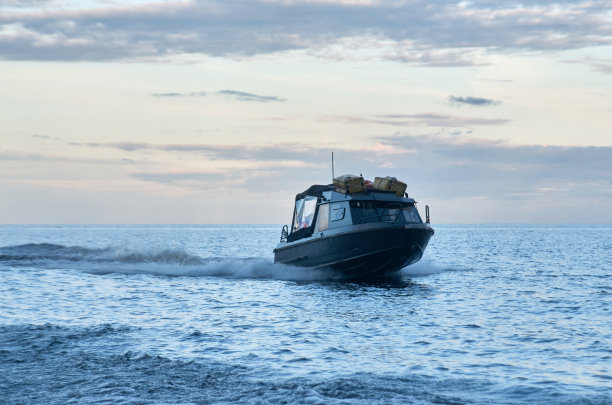 黑色快艇在水面上行驶图片下载