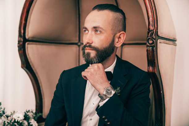 关闭了。一个穿着结婚礼服的优雅男人的肖像图片下载