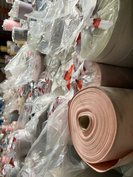 一叠五颜六色的布卷图片下载