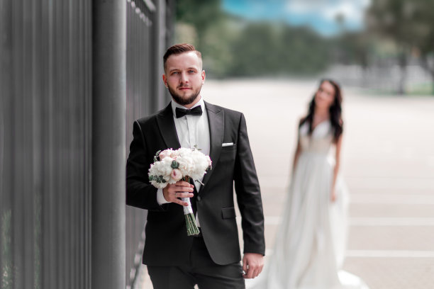 幸福的新娘手持婚礼花束站在大街上图片下载