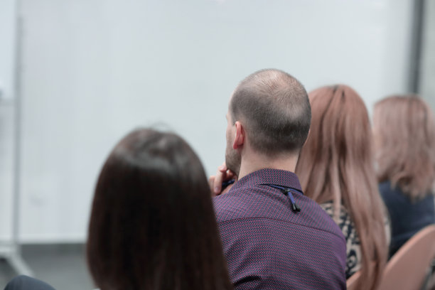 商务会议及简报。会场里的观众。图片下载