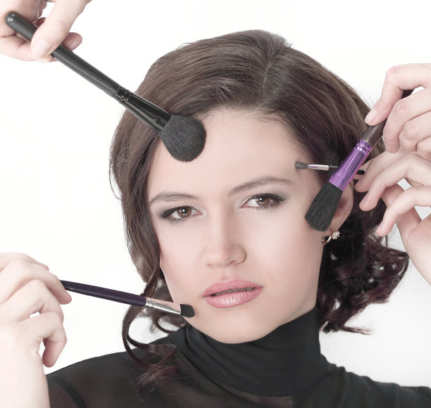 美丽的年轻女子手持化妆刷。孤立在白色背景上。带有复制空间的照片图片下载