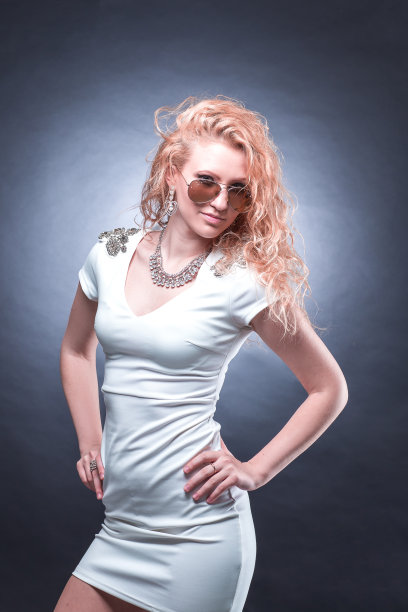 自信的金发女人看着相机。孤立的图片下载