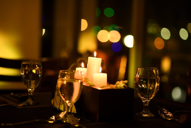 蜡烛点亮的圣诞餐桌装饰背景图片下载