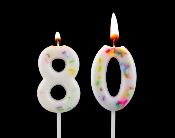 黑色背景上燃烧的生日蜡烛，数字80图片下载