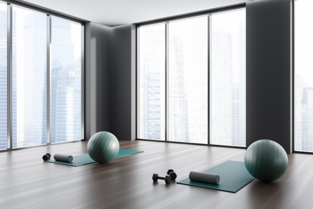 黑暗的健身健身房内部与两个运动垫，球图片下载