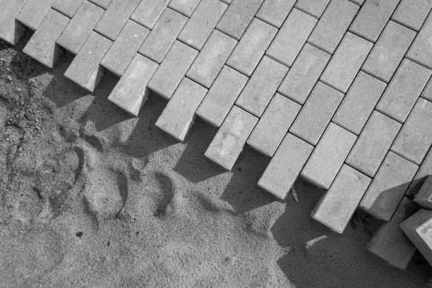 铺路石铺在路上图片下载
