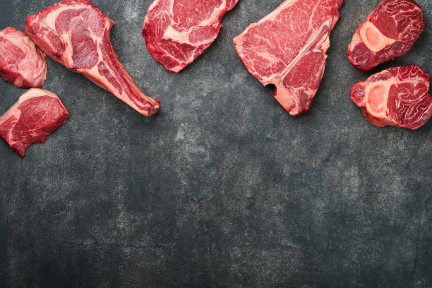 生牛排。各种新鲜的黑安格斯优质肉牛排t骨，纽约，Ribeye, Striploin，战斧在黑色或灰色的石头背景。各种经典牛排。俯视图，复制空间。图片下载