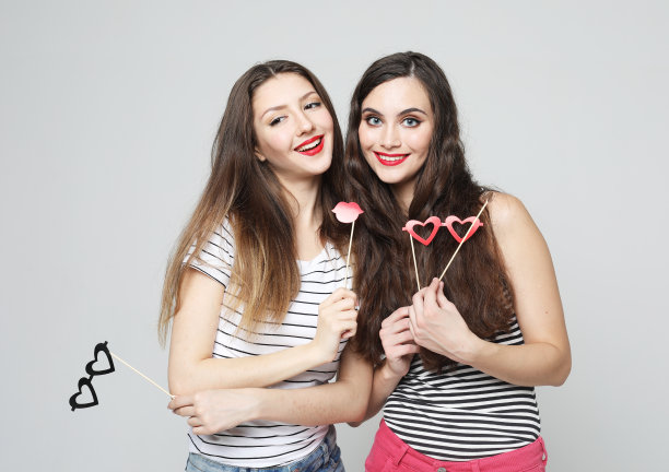 有趣的女孩，两个年轻的女性朋友，准备参加派对图片下载